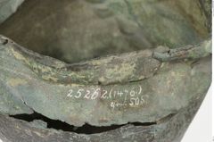 Etiketten zu Bronzesitula (NHMW-PRAE-025262)